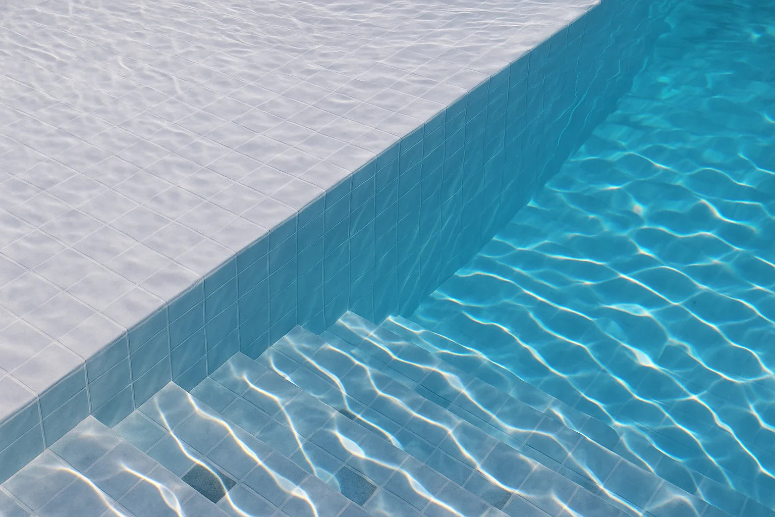 Come mantenere cristallina l'acqua della tua piscina