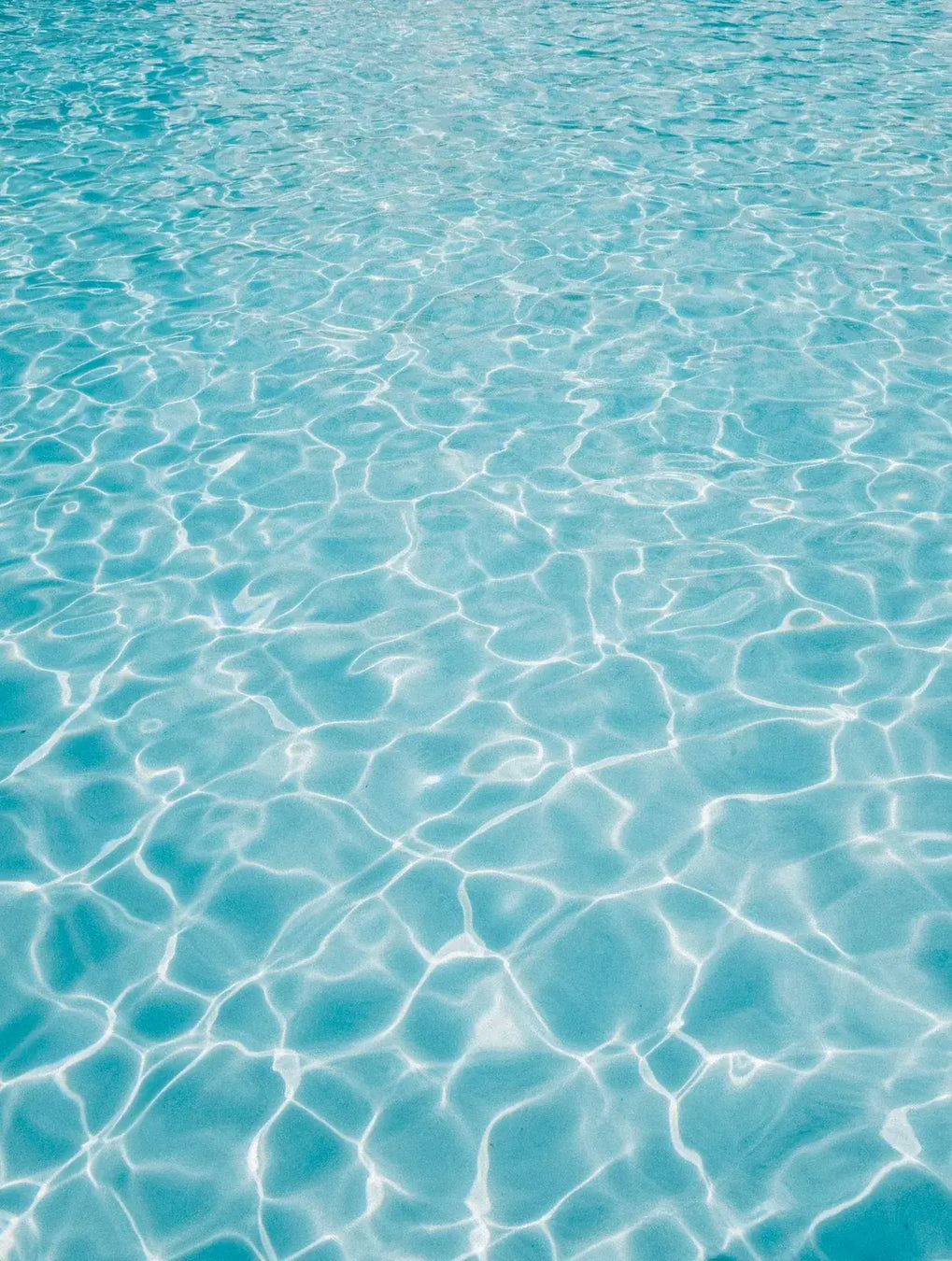 Superficie limpida di una piscina trattata con prodotti ChimicaBlu, simbolo di purezza e qualità professionale nel trattamento dell'acqua.