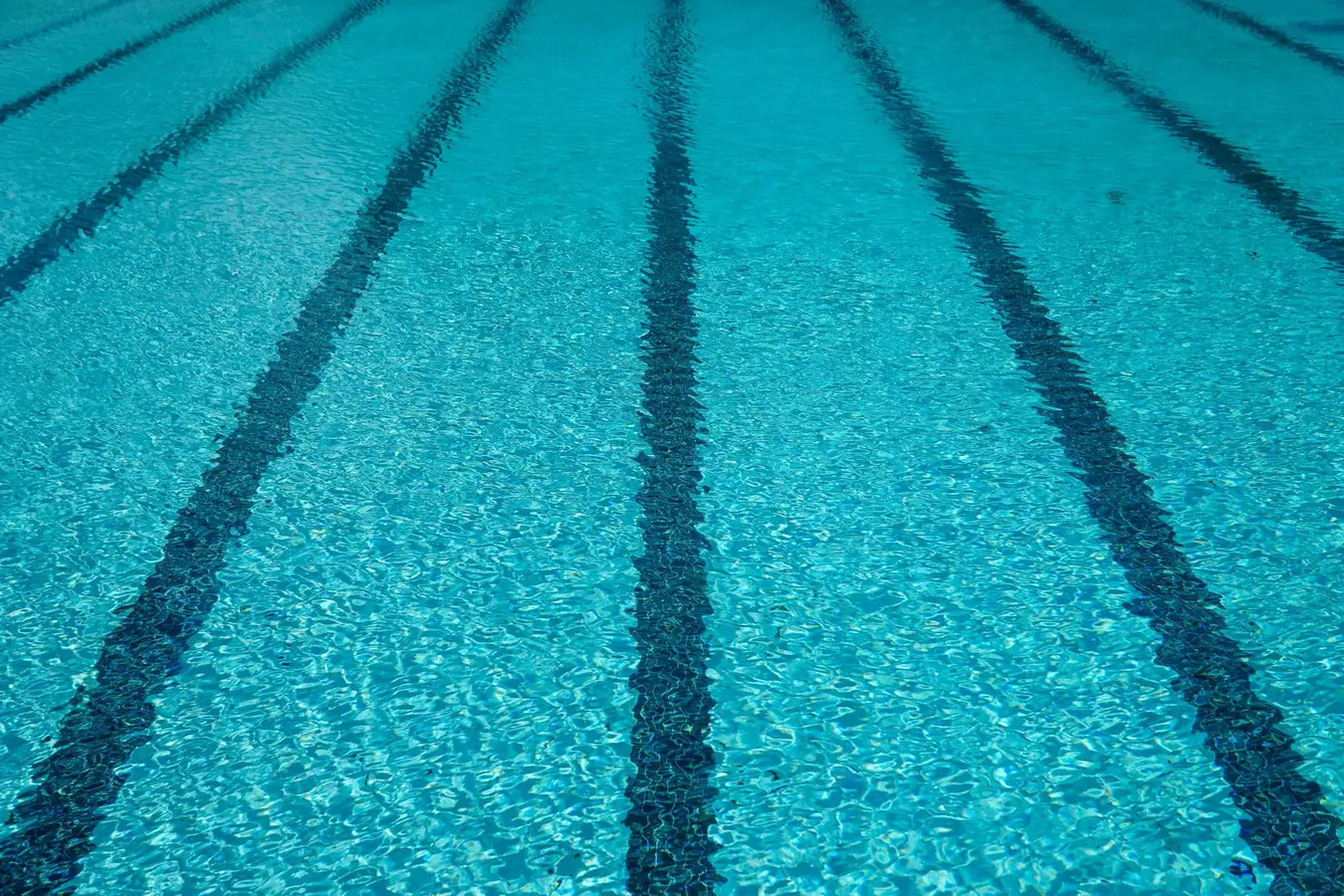 Corsie di una piscina limpida e professionale trattata con prodotti ChimicaBlu, ideali anche per impianti sportivi e automatizzati.